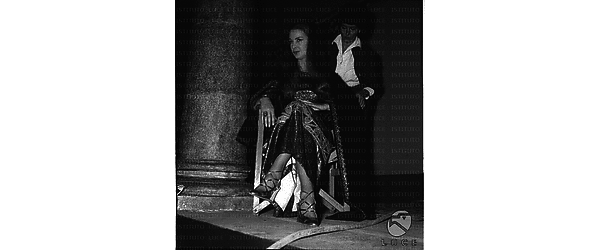 Eleonora Rossi Drago, in abiti di scena, seduta sul set del film Rosmunda e Alboino, viene acconciata da una parrucchiera - totale