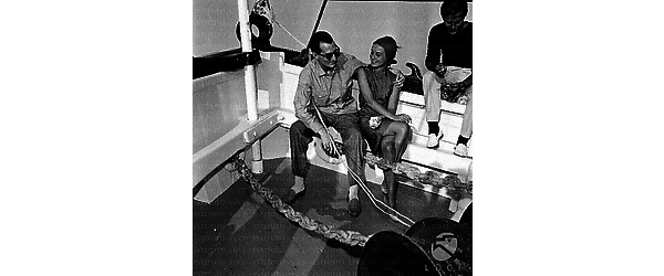 Lizzani e la Ferrero a bordo di una imbarcazione; seduto sulla sponda Jean Sorel