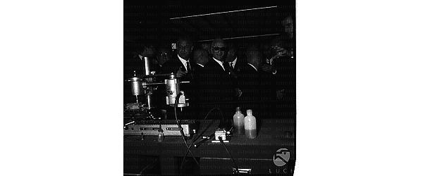 Segni, a sinistra, il professore Felice Ippolito e altre personalità al Palazzo dei Congressi dell'EUR in occasione della Rassegna Internazionale Elettronica Nucleare e Aerospaziale - piano americano