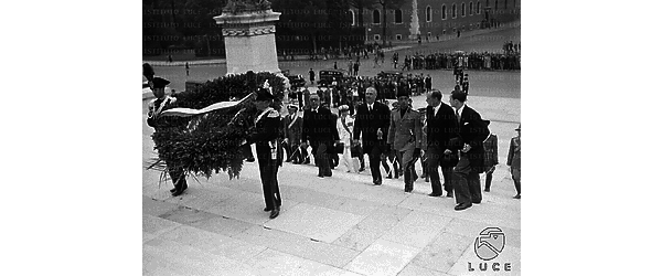 Roma Il borgomastro di Vienna con Bottai ed altre autorità sale le scale del Vittoriano per deporre una corona di alloro sulla tomba del Milite Ignoto
