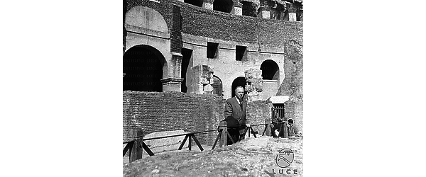 King Vidor in visita al Colosseo. Piano americano