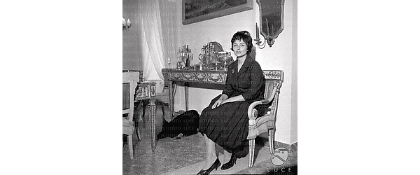 Marina Berti in casa, seduta.