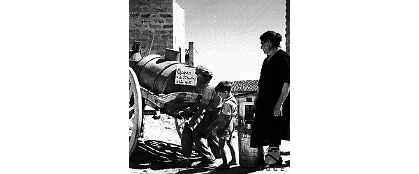Sicilia Il venditore d'acqua preleva dal carretto-cisterna itinerante nelle  località del trapanese il quantitativo richiesto dagli acquirenti