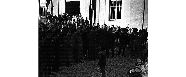 Roma Adelchi Serena e altre autorità fasciste assistono al saluto dei balilla, nel cortile della scuola elementare