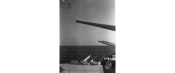 Le torrette armate e le bocche da fuoco di una nave da guerra italiana in missione