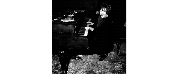 Gabriella Farinon al pianoforte durante la lavorazione del film