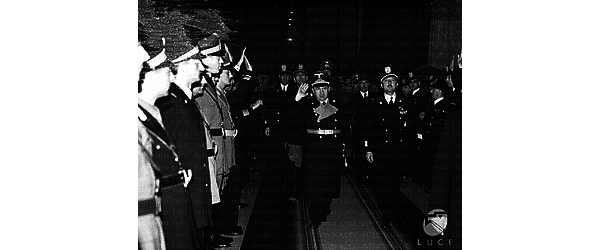 Roma Il ministro tedesco Funk, accompagnato dal ministro Raffaello Riccardi, entra nella stazione Ostiense salutato da autorità militari che saluta a sua volta