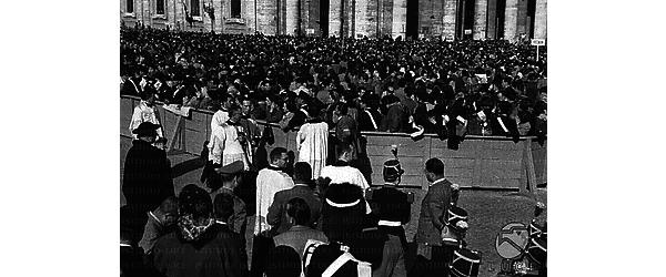 Roma Gruppo di ecclesiastici attraversa piazza San Pietro, gremita di fedeli, nel giorno della proclamazione del dogma mariano dell'Assunzione