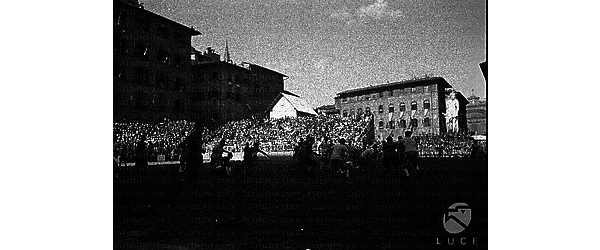 Firenze Fase di una partita di calcio storico fiorentino sul campo di piazza della Signoria
