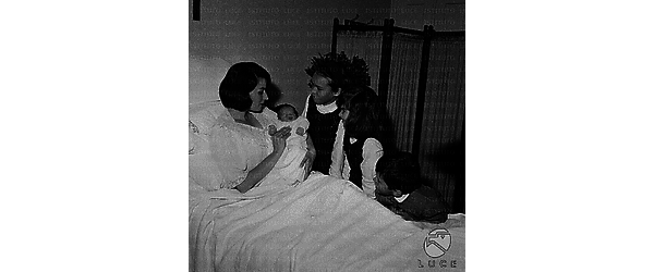 Silvana Mangano in clinica con l'ultima nata e gli altri figli