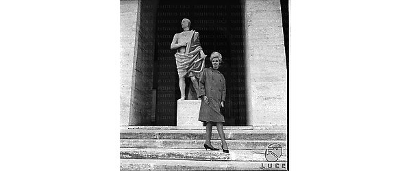 Miss Finlandia in posa davanti ad una statua del palazzo della civiltà italiana - campo medio