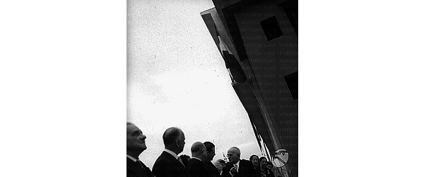 Il presidente Einaudi si intrattiene con un gruppo di personalità sotto una delle torri della diga di Castel Giubileo