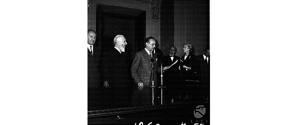 Martino legge una dichiarazione al Quirinale presenti Segni, Saragat e Boothe Luce - piano americano