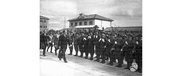 Roma Benito Mussolini, seguito da altre autorità, passa in rassegna le guardie di finanza in divisa, schierate in un cortile
