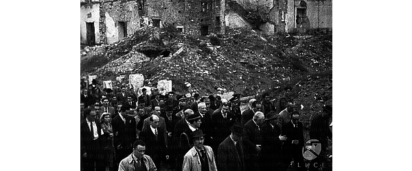 Cassino De Nicola, in compagnia di un gruppo di personalità, visita la zona di Cassino, distrutta dai bombardamenti