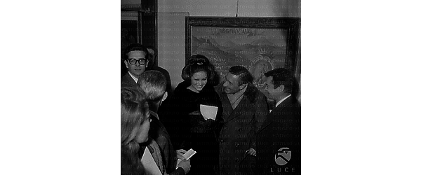 Claudia Cardinale, Paolo Stoppa e Serge Reggiani ad una mostra di fotografie del film 'Il Gattopardo', sulla sinsitra c'è anche Enrico Lucherini