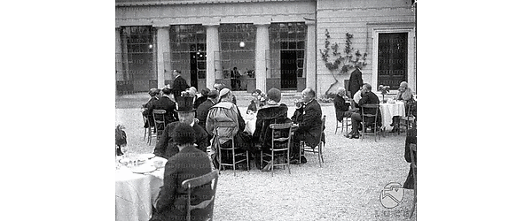 Roma Mussolini conversa con un gruppo di invitati nel giardino di Villa Torlonia durante il pranzo offerto per le nozze della figlia Edda