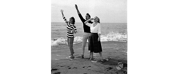 Lynn Shaw con Alessandra Panaro e Fulvio Carrara sulla spiaggia. Totale
