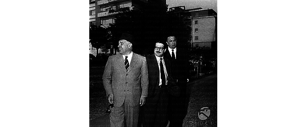 Prima di "Boccaccio '70": Ennio Flaiano, Federico Fellini e Carlo Ponti davanti all'Hotel dei Congressi