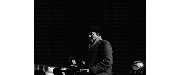 Milano Luchino Visconti, in esterni, di notte, mentre gira Rocco e i suoi fratelli