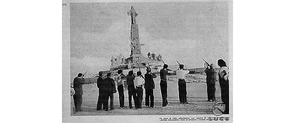 Alcuni uomini fucilano la statua del Sacro Cuore di Gesù a Cerro de los Angeles [Riproduzione]