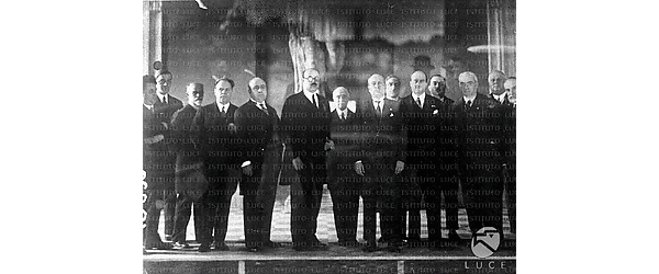 Roma Mussolini posa con i membri della commissione del piano regolatore di Roma nella sala Giulio Cesare in Campidoglio