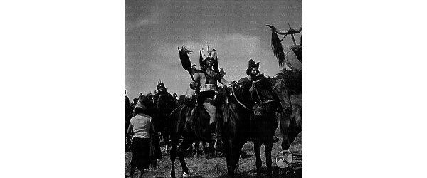 Mario Petri a cavallo sul set del film 'La regina dei Tartari' - campo medio