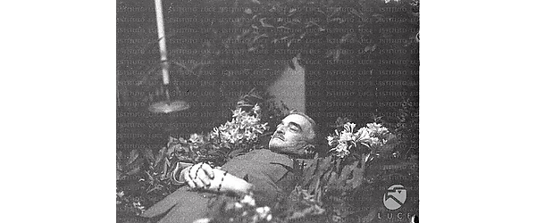 La salma del maresciallo Armando Diaz sul letto di morte. Interno. Piano medio