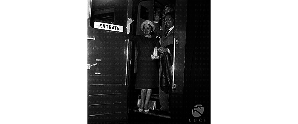 Roma Rossano Brazzi ed Olivia de Havilland salutano dal treno, dietro di loro Yvette Mimieux