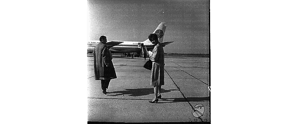 L'attrice Barbara Rush sulla pista dell'aeroporto di Fiumicino, alle sue spalle un aereo della Pan Am - campo medio