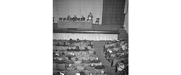 Roma Ernesto Rossi, in piedi, tiene il suo discorso; al tavolo degli oratori (da sinistra) sono presenti Pannunzio, Calogero e Piccardi; pubblico in platea di spalle