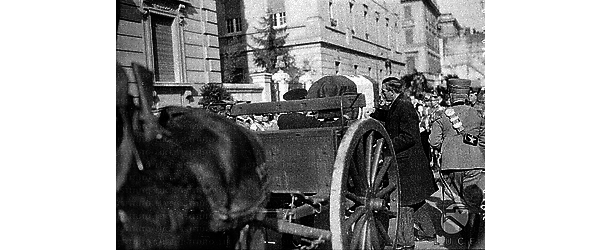 Roma Il feretro del maresciallo Diaz, deposto su un affusto di cannone trainato da cavalli, davanti all'abitazione del defunto