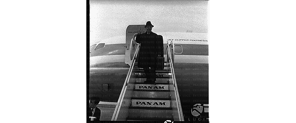 Otto Preminger sulla scaletta di un aereo PAA - campo medio