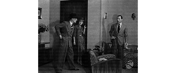 Luigi Cimara, Gianna Cellini e un altro attore della compagnia impegnati in una scena