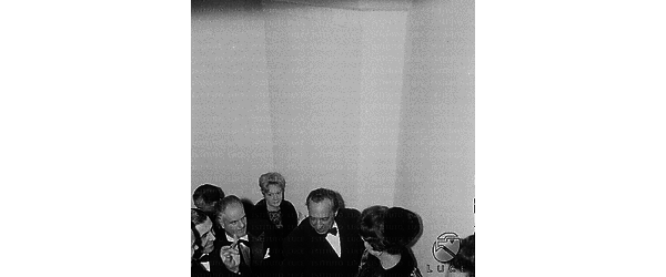 Roma Vittorio Massimo, Alberto Moravia, Gina Lollobrigida (di spalle) ed altre personalità alla prima del film 'Venere imperiale'