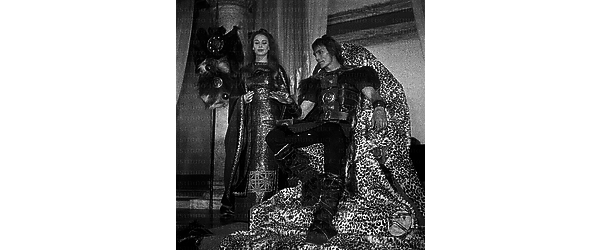 Jack Palance ed Eleonora Rossi Drago posano in costume di scena sul set del film 'Rosmunda e Alboino'