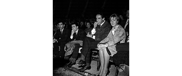 Arnoldo Foà e Marina Malfatti seduti tra il pubblico sotto il tendone del circo