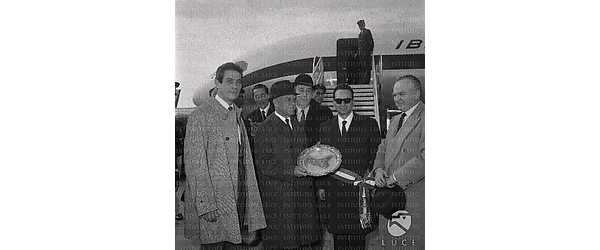 Fiumicino Capra mostra il dono ricevuto, accanto a lui Bronston, Waszynsky, il funzionario con fascia tricolore ed altre persone