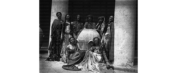 Napoli Donne in costumi medievali posano vicino ad una giara