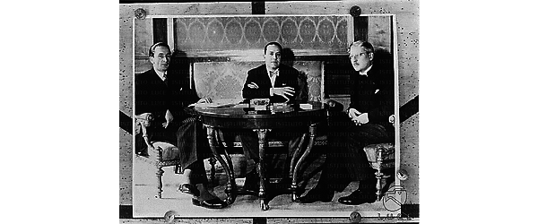 Vienna Riproduzione di una fotografia: Galeazzo Ciano, il ministro degli esteri Schmidt e il cancelliere Schuschnigg seduti intorno ad un tavolo durante i colloqui di Vienna