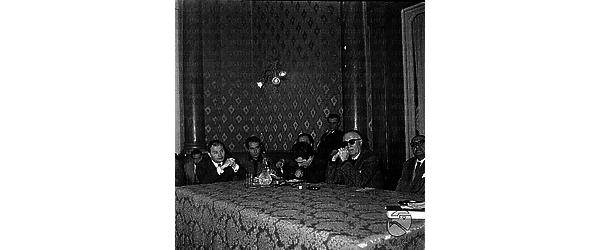 Al tavolo degli oratori Galvano Della Volpe (al centro con occhiali scuri), Lino Miccichè (alla sua sinistra),  Gillo Pontecorvo ed Enrico Rossetti