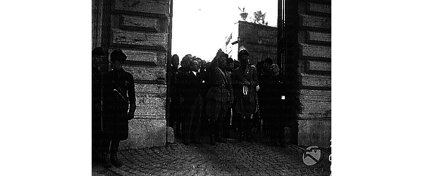 Roma Mussolini, insieme a Renato Ricci, Amilcare Rossi ed altri, all'uscita di un cancello