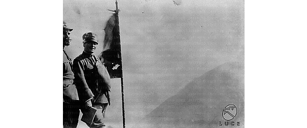 Riproduzione fotografica della I Guerra Mondiale - Soldati con bandiera