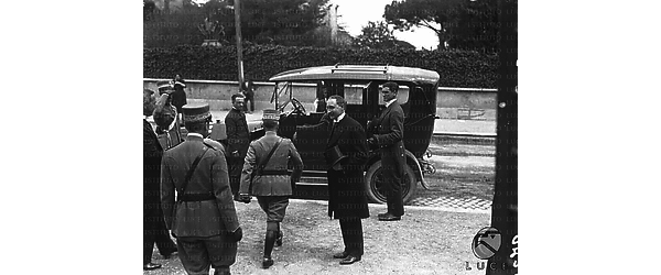 Roma Vittorio Emanuele III sale in automobile