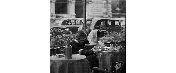 John Drew Barrymore e Gaby Palazzoli seduti al tavolino di un bar in via Veneto; totale