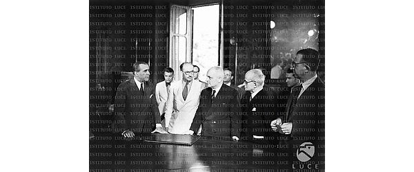 Roma L'ambasciatore americano Dunn, Mr. Taft (?), il ministro Del Vecchio ed il ministro Einaudi ripresi in una sala del Ministero delle Finanze durante la firma di un accordo sulla cessione di beni americani all'Italia
