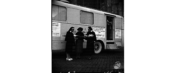 Due crocerossine e una donna davanti all'Unità Mobile per la donazione del sangue - campo medio