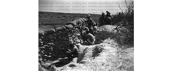 Soldati ascari appostati in trincea