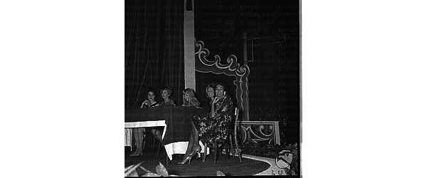 Sul palco della Casina delle Rose si riconosce, la seconda da destra, Alessandra Panaro - campo medio