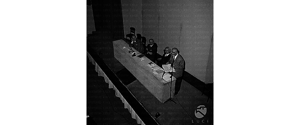Roma Ernesto Rossi tiene il suo intervento; al tavolo degli oratori sono presenti (da sinistra) Pannnzio, Calogero e Piccardi